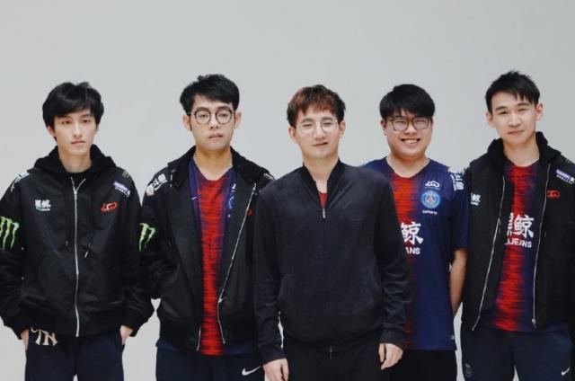 于谁能在前 于谁能在前